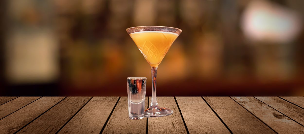 Vodka à la vanille, fruit de la passion, liqueur de fruit de la passion (passoa), jus de citron vert, sirop de vanille et sucre vanillé et un shot de champagne brut.